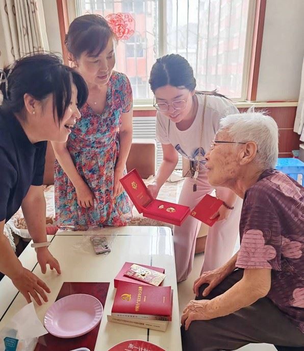 我校为离退休支部老党员颁发“光荣在党50年”纪念章 第 1 张